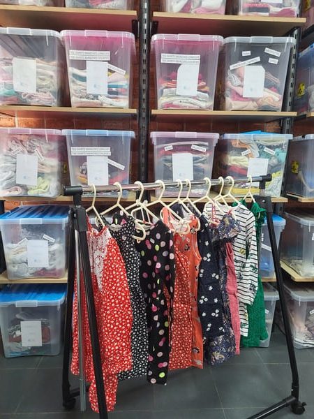 il-etait-une-seconde-fois-boutique-vetements-seconde-main-enfants-vetements-sur-portant.jpg