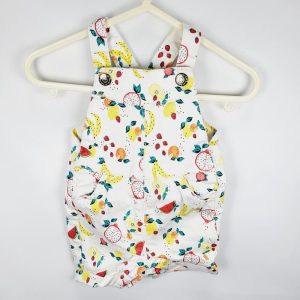 il-etait-une-seconde-fois-boutique-seconde-main-enfants-salopette-short-fruits-3-mois-fille-tape-a-loeil-vue-avant