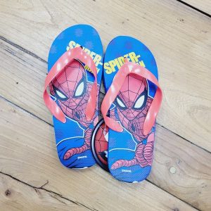 il-etait-une-seconde-fois-boutique-seconde-main-enfants-tongues-neuves-spiderman-bleu-vue-dessus