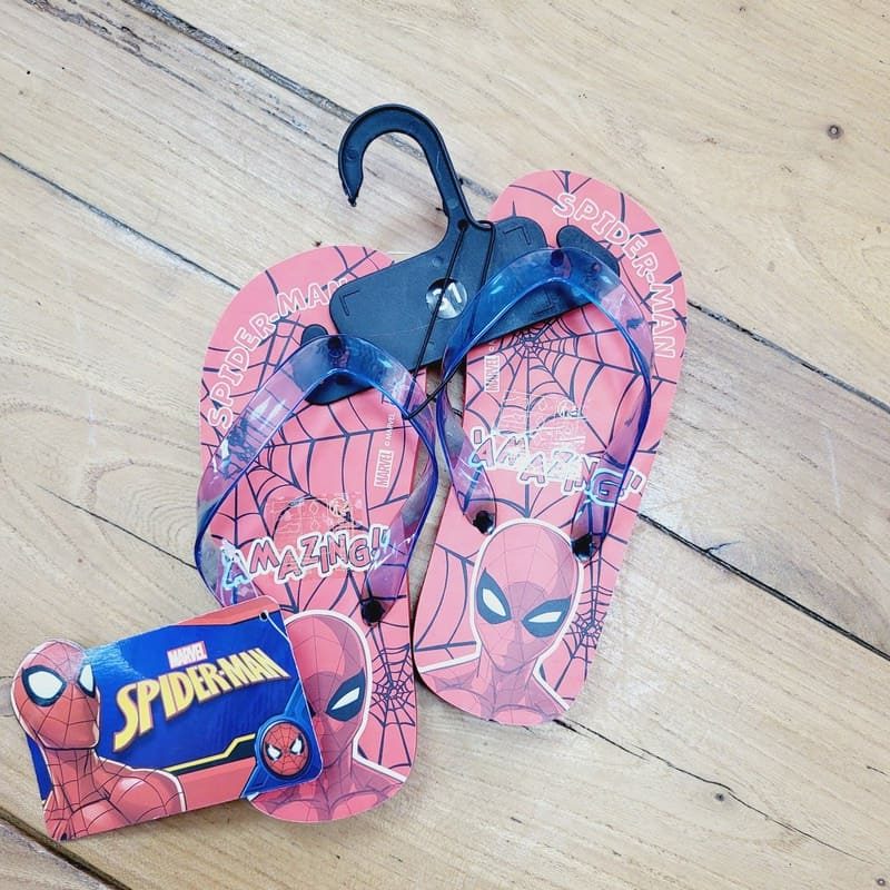il-etait-une-seconde-fois-boutique-seconde-main-enfants-tongues-neuves-spiderman-rouge-vue-dessus