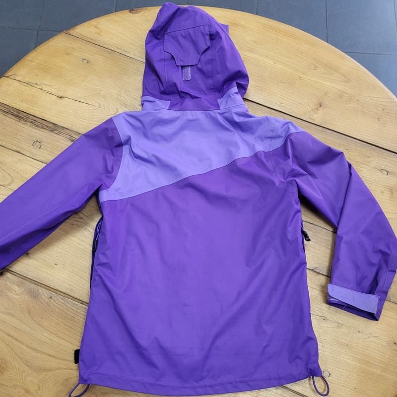 il-etait-une-seconde-fois-boutique-seconde-main-enfants-impermeable-8-ans-mixte-derriere