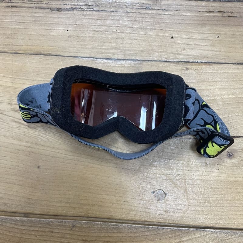 il-etait-une-seconde-fois-boutique-seconde-main-enfants-lunettes-ski-TU-6-ans-et-Bolle-vue-arriere