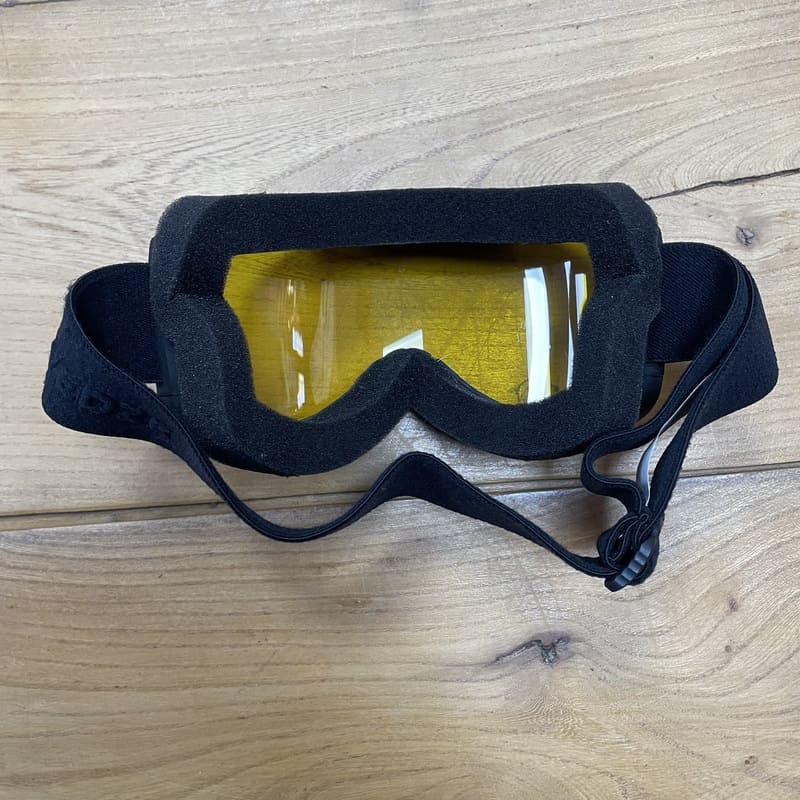 il-etait-une-seconde-fois-boutique-seconde-main-enfants-lunettes-ski-TU-6-ans-et-Wedze-vue-arriere