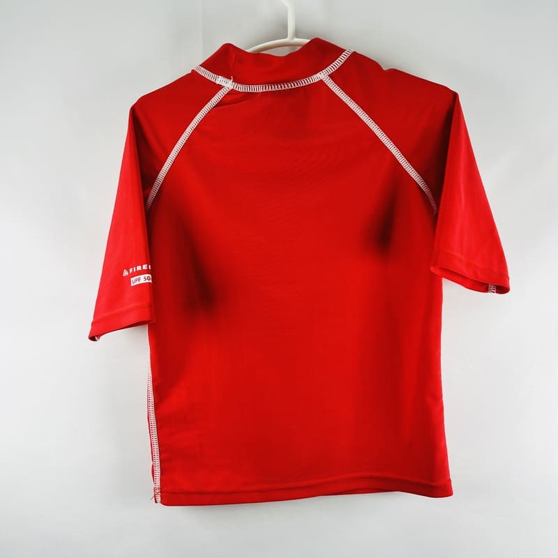 il-etait-une-seconde-fois-boutique-seconde-main-enfants-tee-shirt-anti-uv-rouge-4-ans-derriere