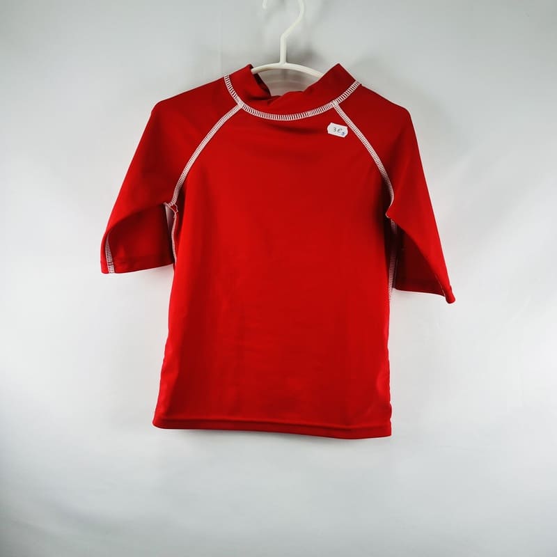 il-etait-une-seconde-fois-boutique-seconde-main-enfants-tee-shirt-anti-uv-rouge-4-ans-devant
