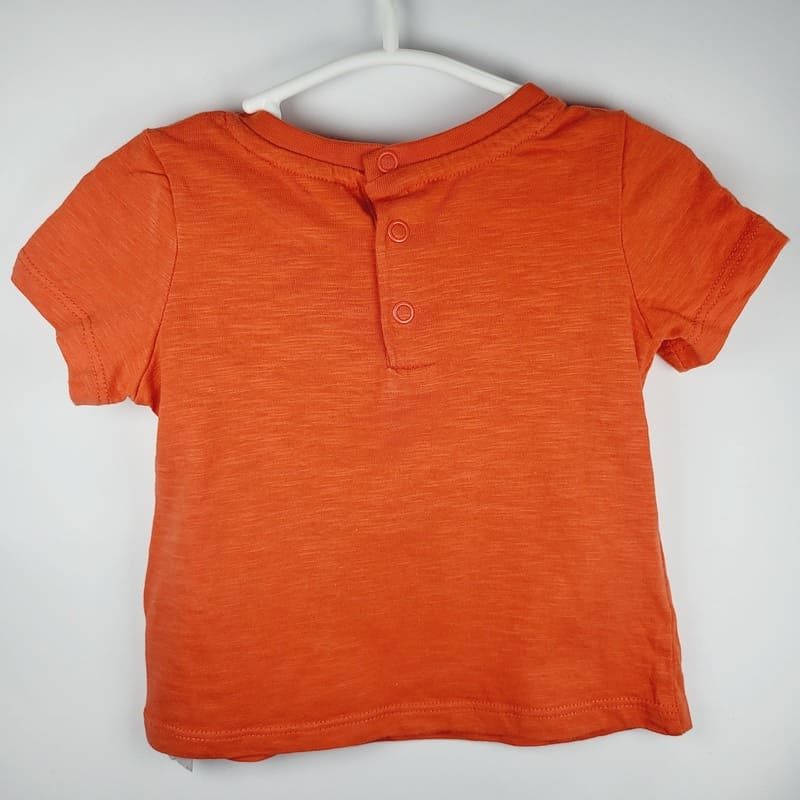 il-etait-une-seconde-fois-boutique-seconde-main-enfants-tee-shirt-orange-6-mois-DPAM-vue-arriere